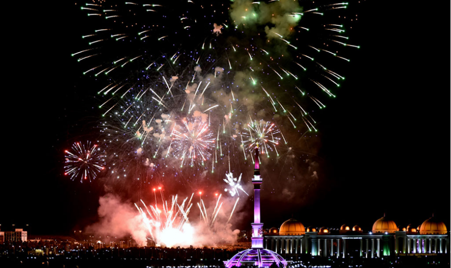 В Туркменистане прошел праздничный концерт и дан фейерверк по случаю Дня независимости