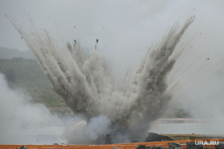 Пожар и взрывы на складе боеприпасов на военной базе под Рязанью